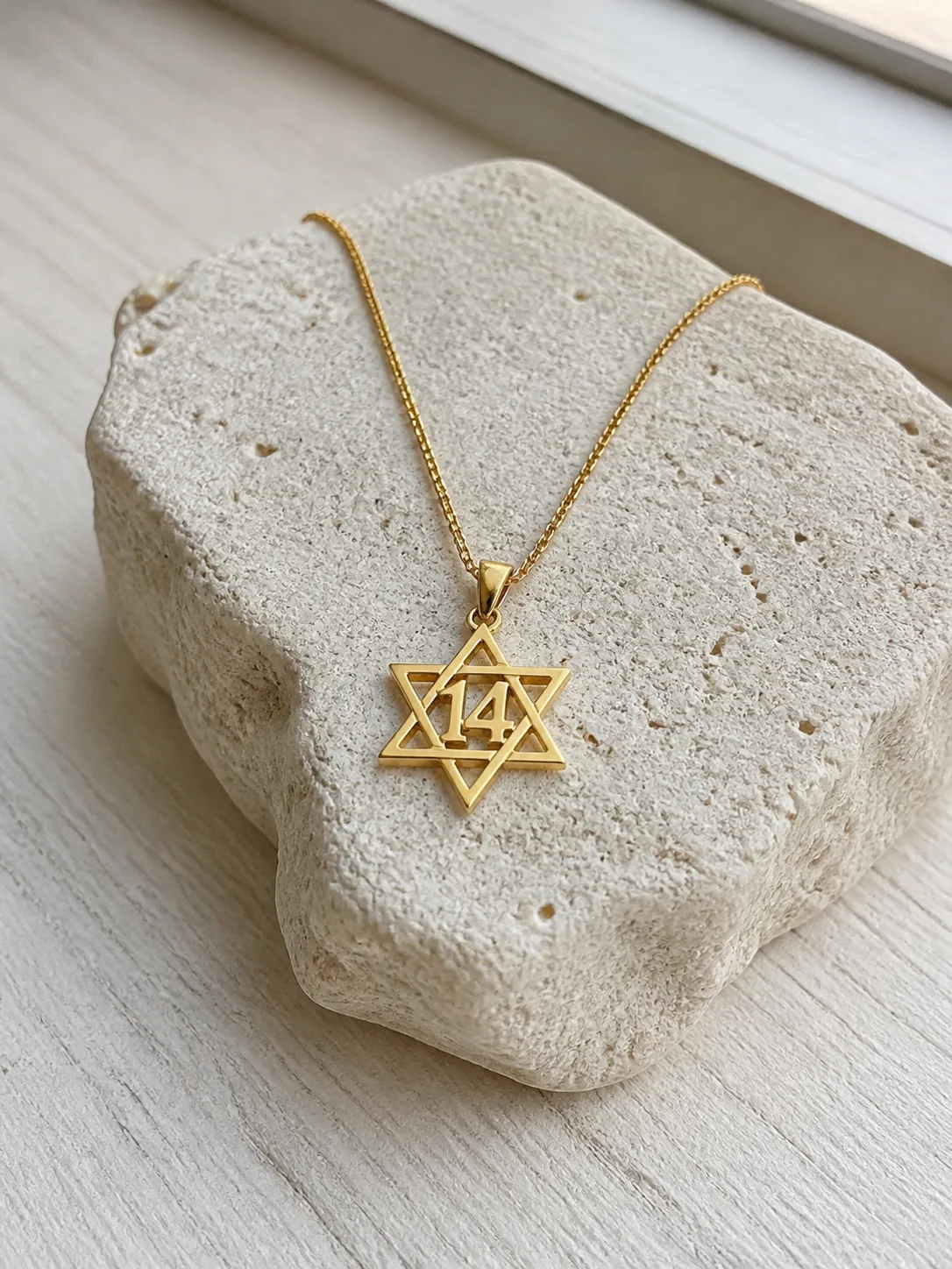 תליון מגן 14 בזהב, שרשרת פרושה על אבן
